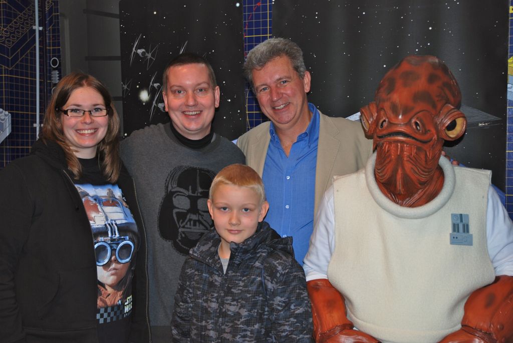Ein Ausflug der galaktischen Art: Nina und Carsten Klockhaus aus Duisburg ermöglichten Patenkind Kevin Siep die Begegnung mit Star Wars Darsteller Tim Rose (2.v.r.).